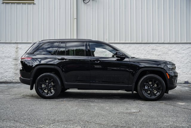 2025 Jeep Grand Cherokee Altitude photo 2