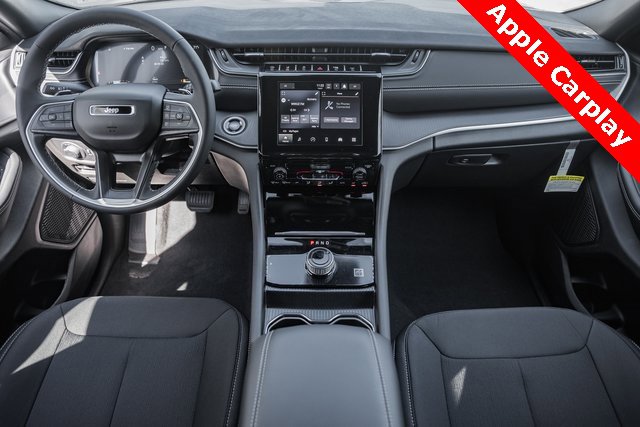 2025 Jeep Grand Cherokee Laredo photo 3