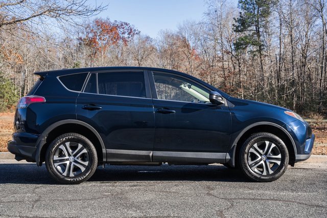 2018 Toyota RAV4 LE photo 4