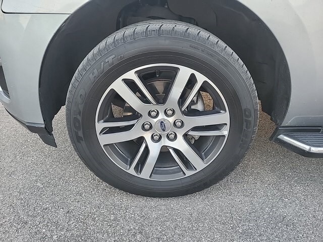 2022 Ford Expedition MAX Limited photo 2