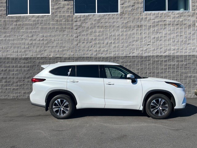 2022 Toyota Highlander XLE photo 3