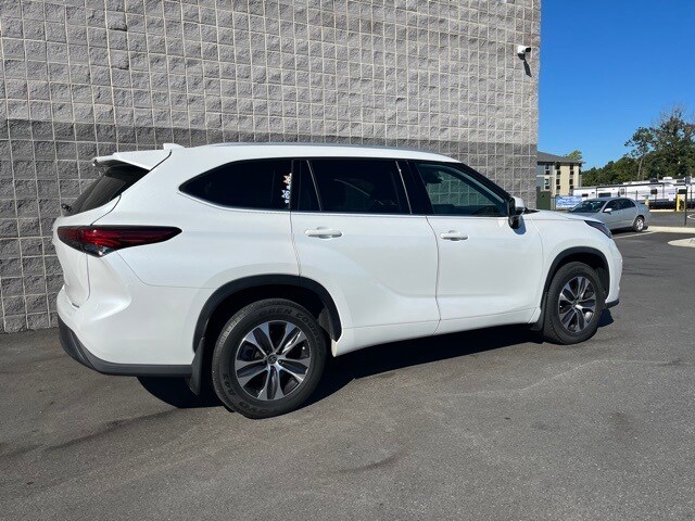 2022 Toyota Highlander XLE photo 2