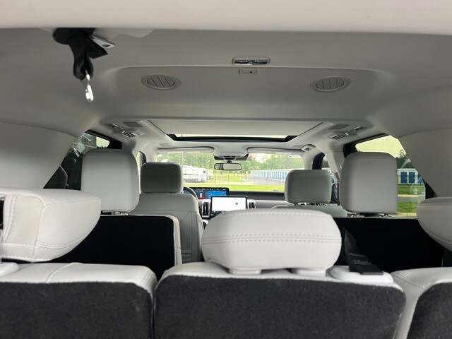 2025 Ford Expedition Platinum photo 2