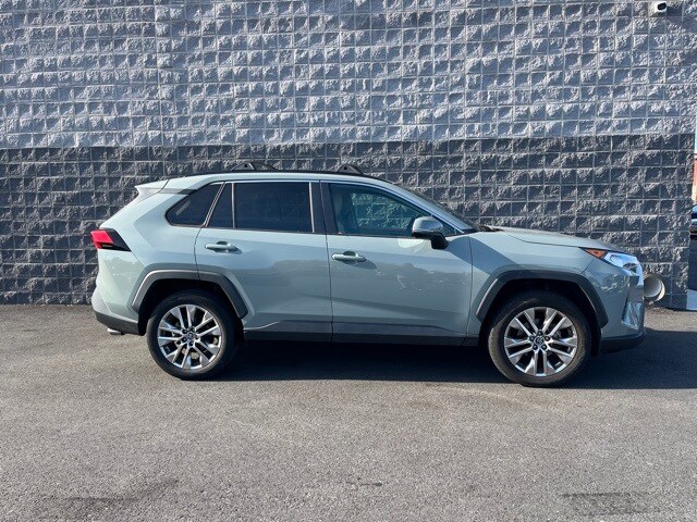 2019 Toyota RAV4 XLE Premium photo 2