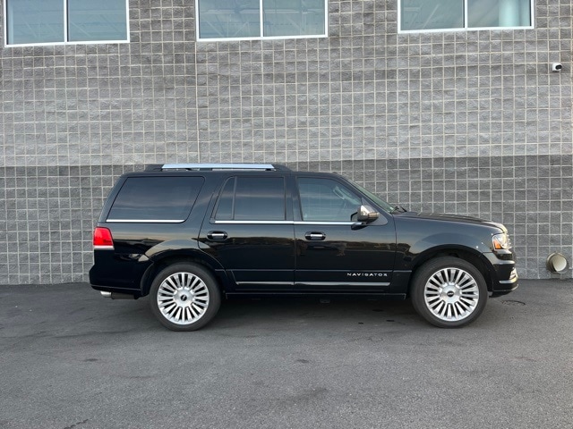 2016 Lincoln Navigator Select photo 2