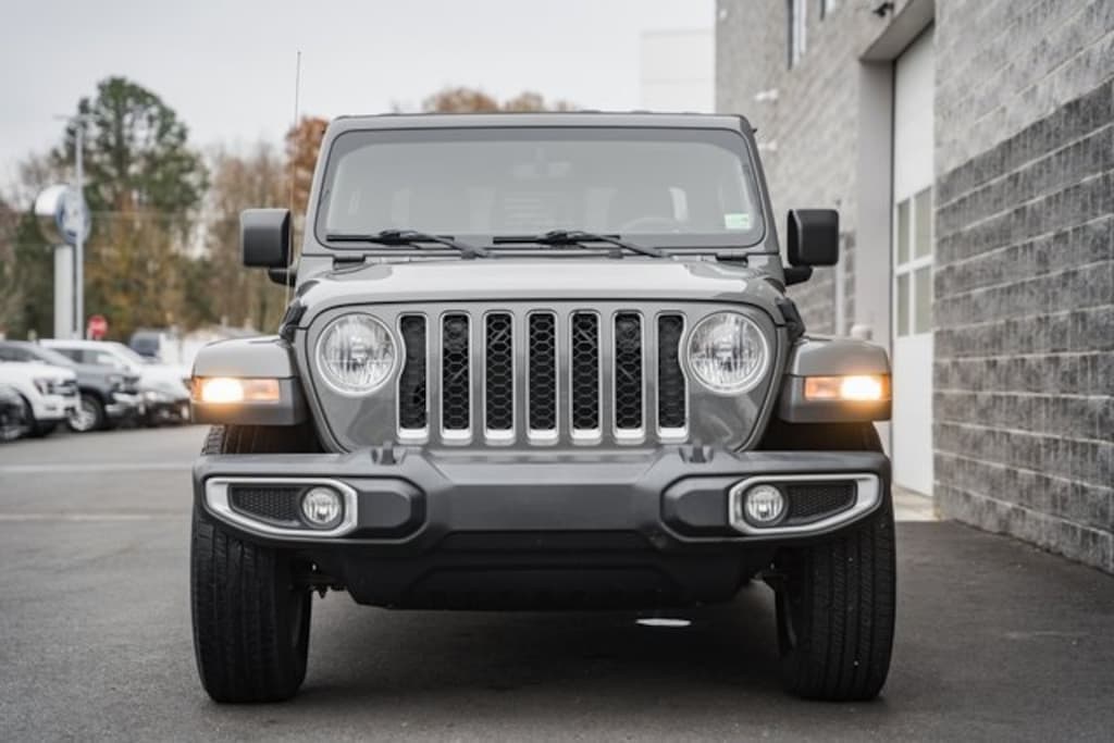 Used 2021 Jeep Gladiator Overland Truck