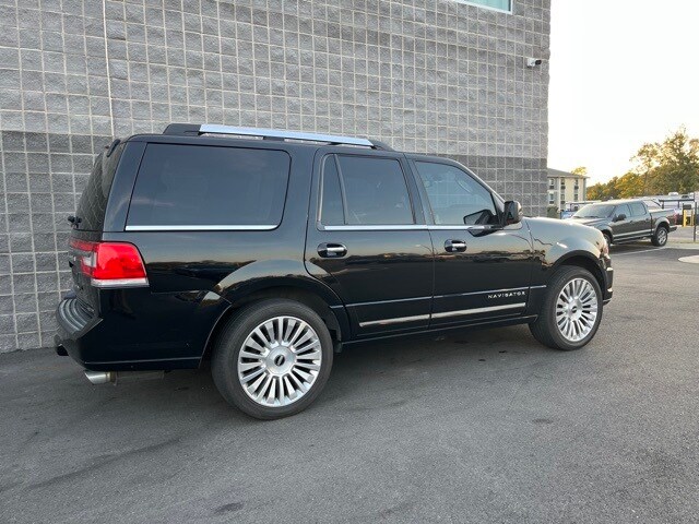 2016 Lincoln Navigator Select photo 3