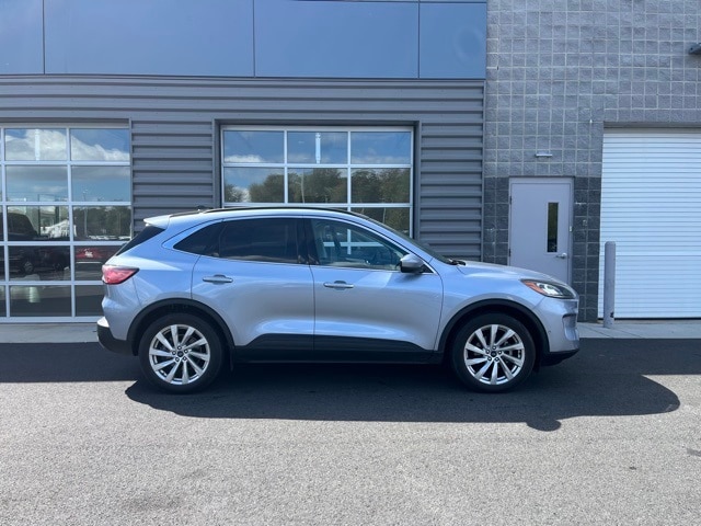 2022 Ford Escape Titanium photo 2