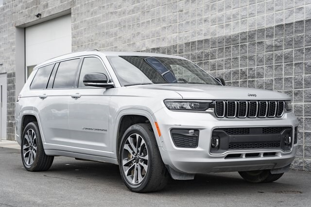 2022 Jeep Grand Cherokee Overland photo 2