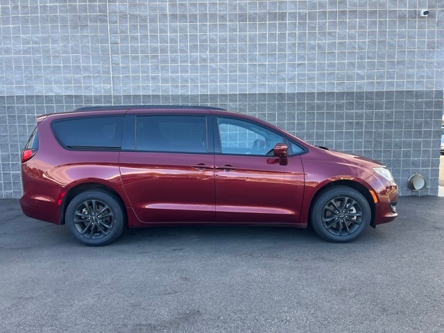 2020 Chrysler Pacifica Touring L photo 3
