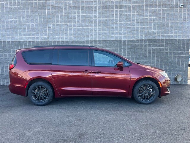 2020 Chrysler Pacifica Touring L photo 3
