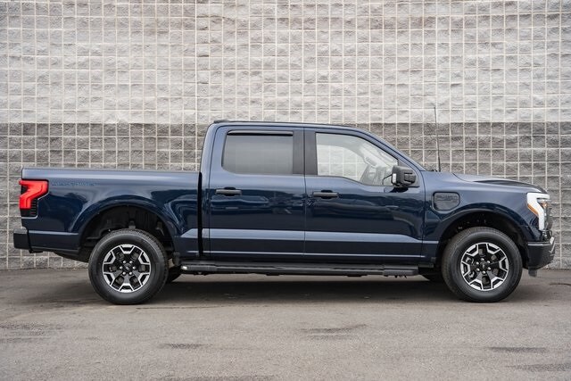 2023 Ford F-150 Lightning XLT photo 3