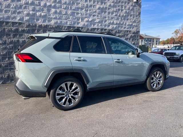 2019 Toyota RAV4 XLE Premium photo 3