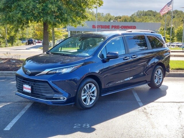2022 Toyota Sienna XLE photo 2