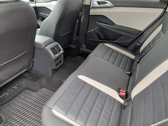 2025 Volkswagen Taos SEL - Photo 30