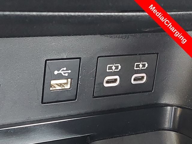2025 Toyota Camry SE - Photo 23