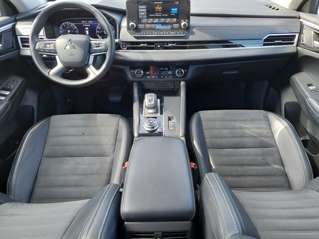 2024 Mitsubishi Outlander SE Black Edition photo 2