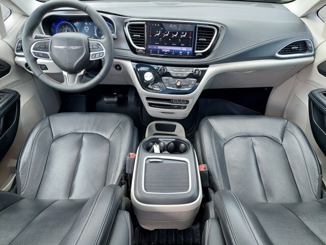 2022 Chrysler Pacifica Touring L photo 3