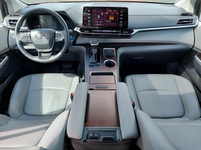 2024 Toyota Sienna XLE photo 2