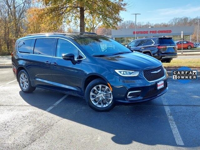 2022 Chrysler Pacifica Touring L photo 2