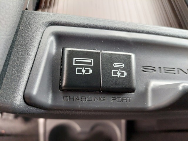 2024 Toyota Sienna LE photo 2