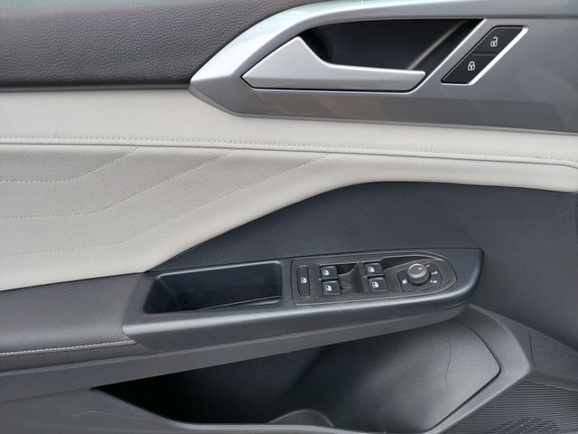 2025 Volkswagen Taos SEL - Photo 32