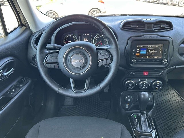 2016 Jeep Renegade Latitude photo 2