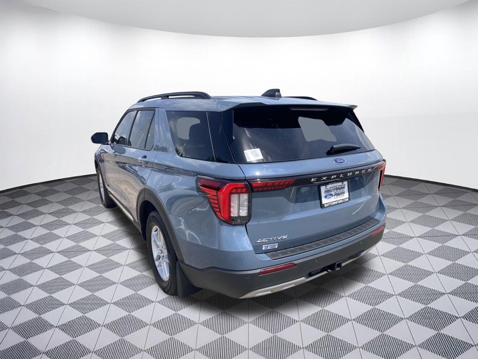 2025 Ford Explorer photo 3