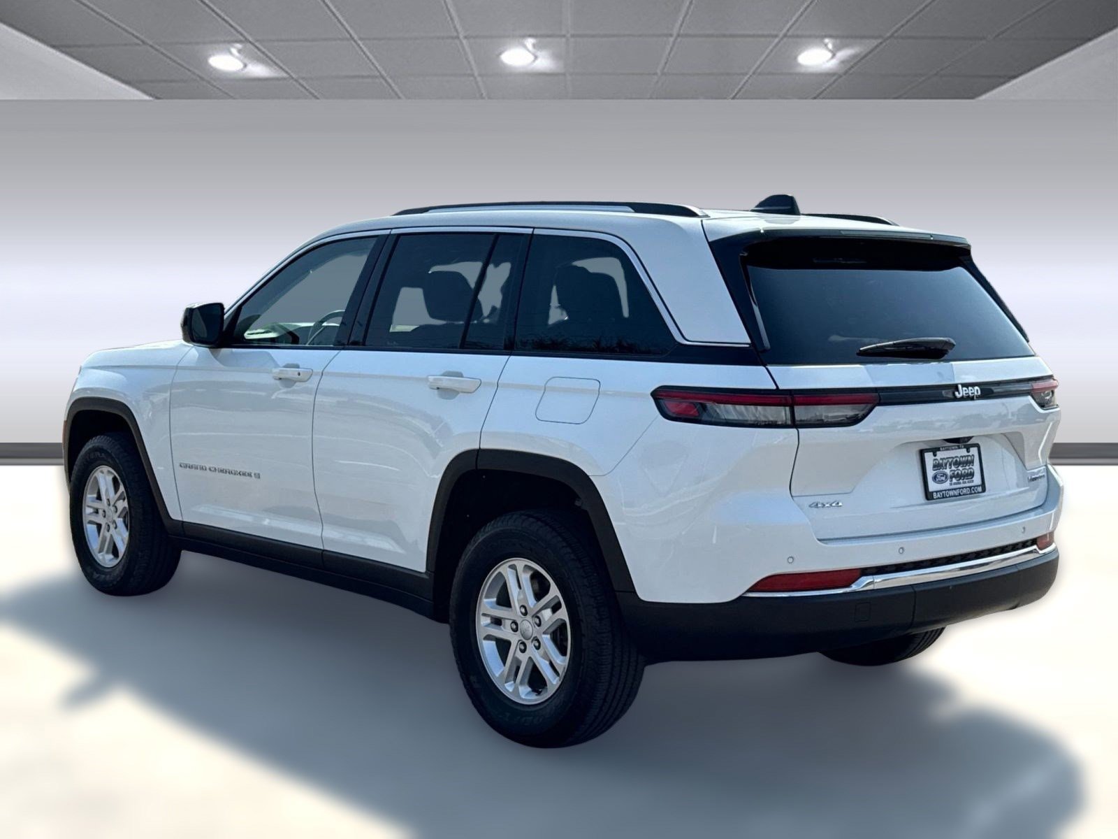 2022 Jeep Grand Cherokee Laredo photo 3