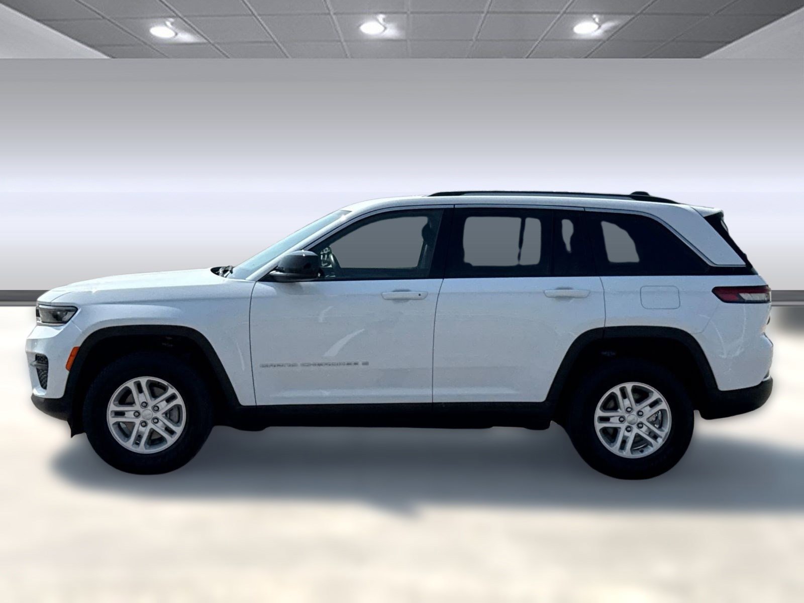 2022 Jeep Grand Cherokee Laredo photo 2