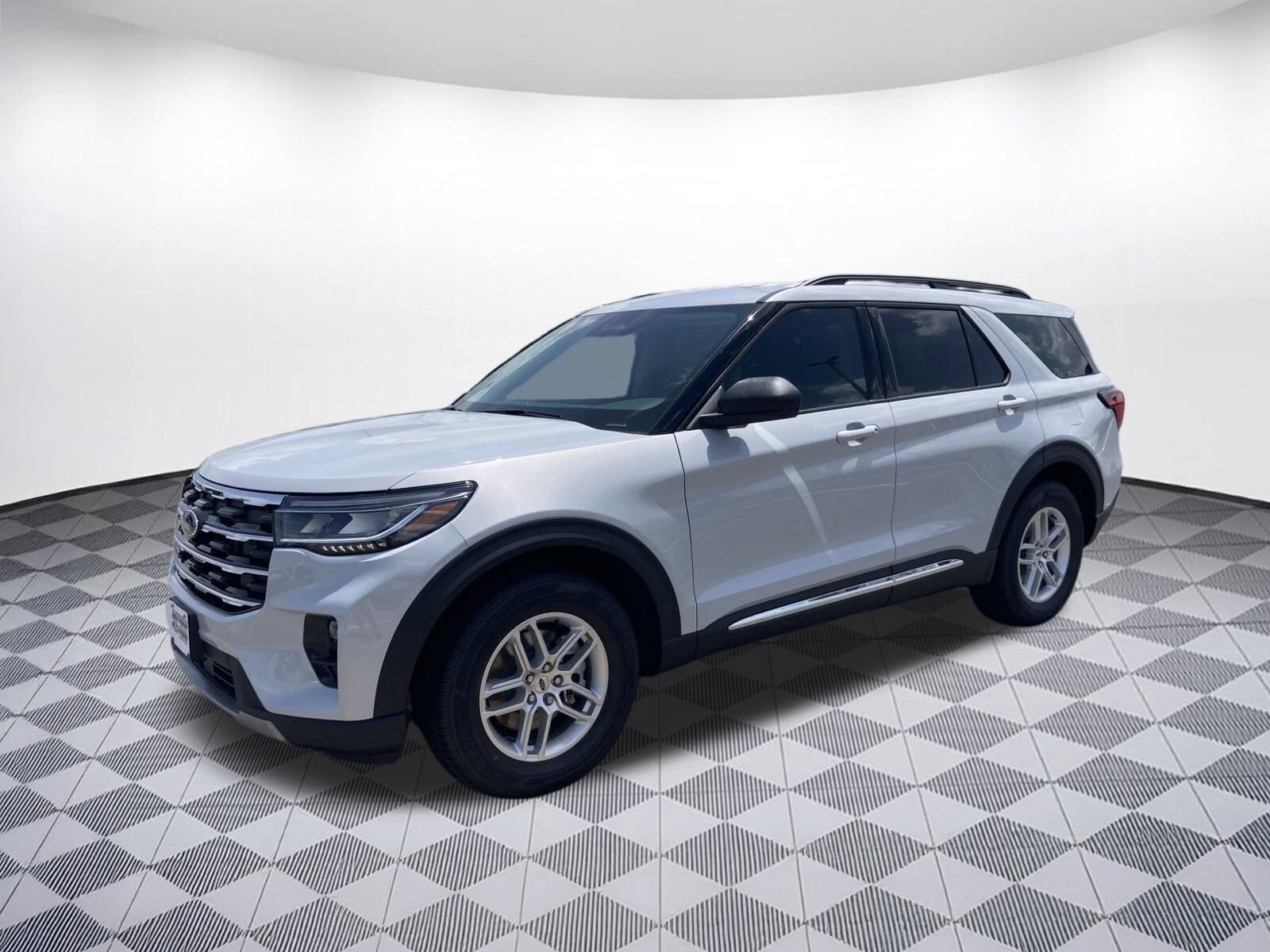 2025 Ford Explorer photo 2