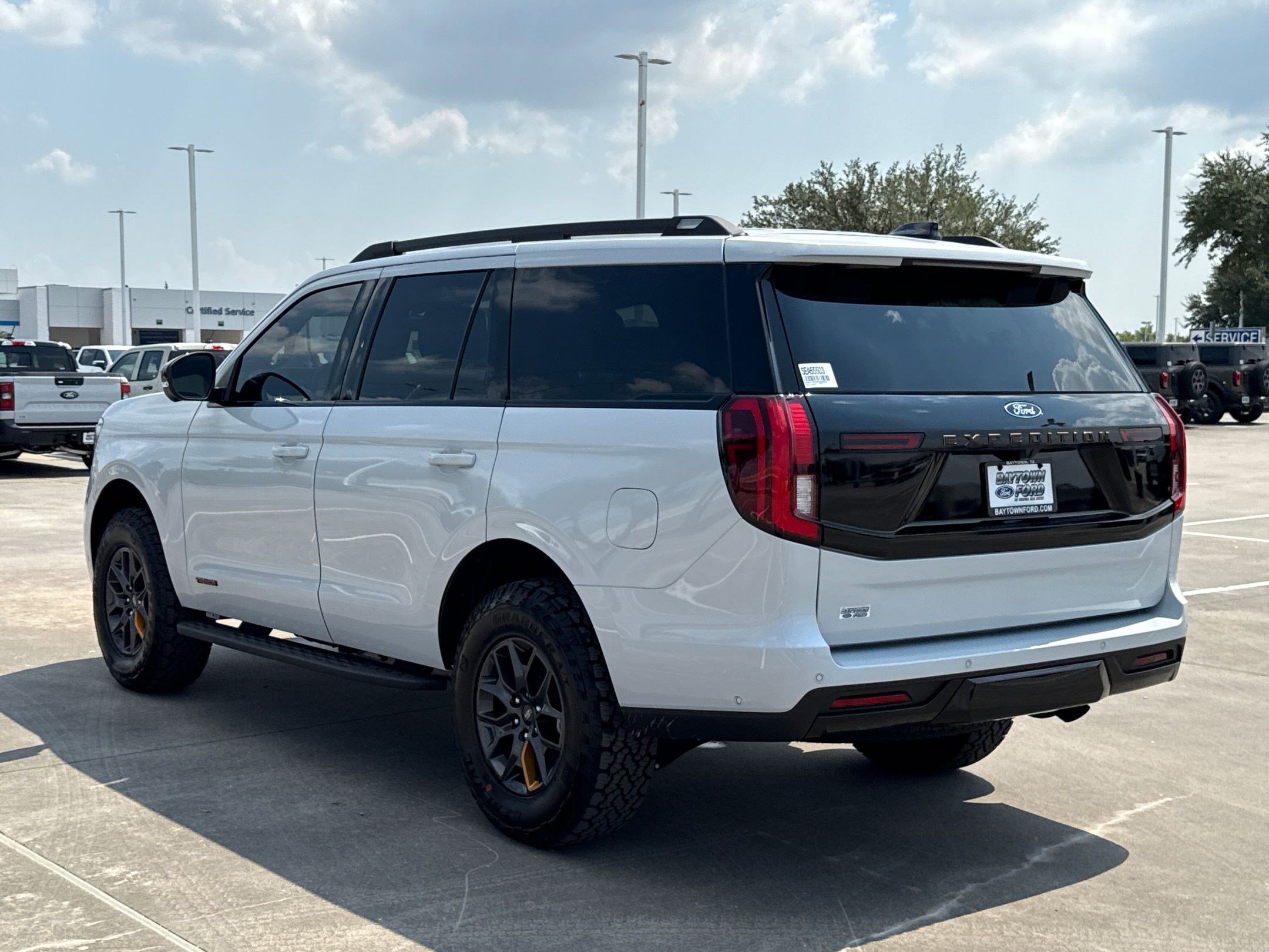 2025 Ford Expedition photo 2