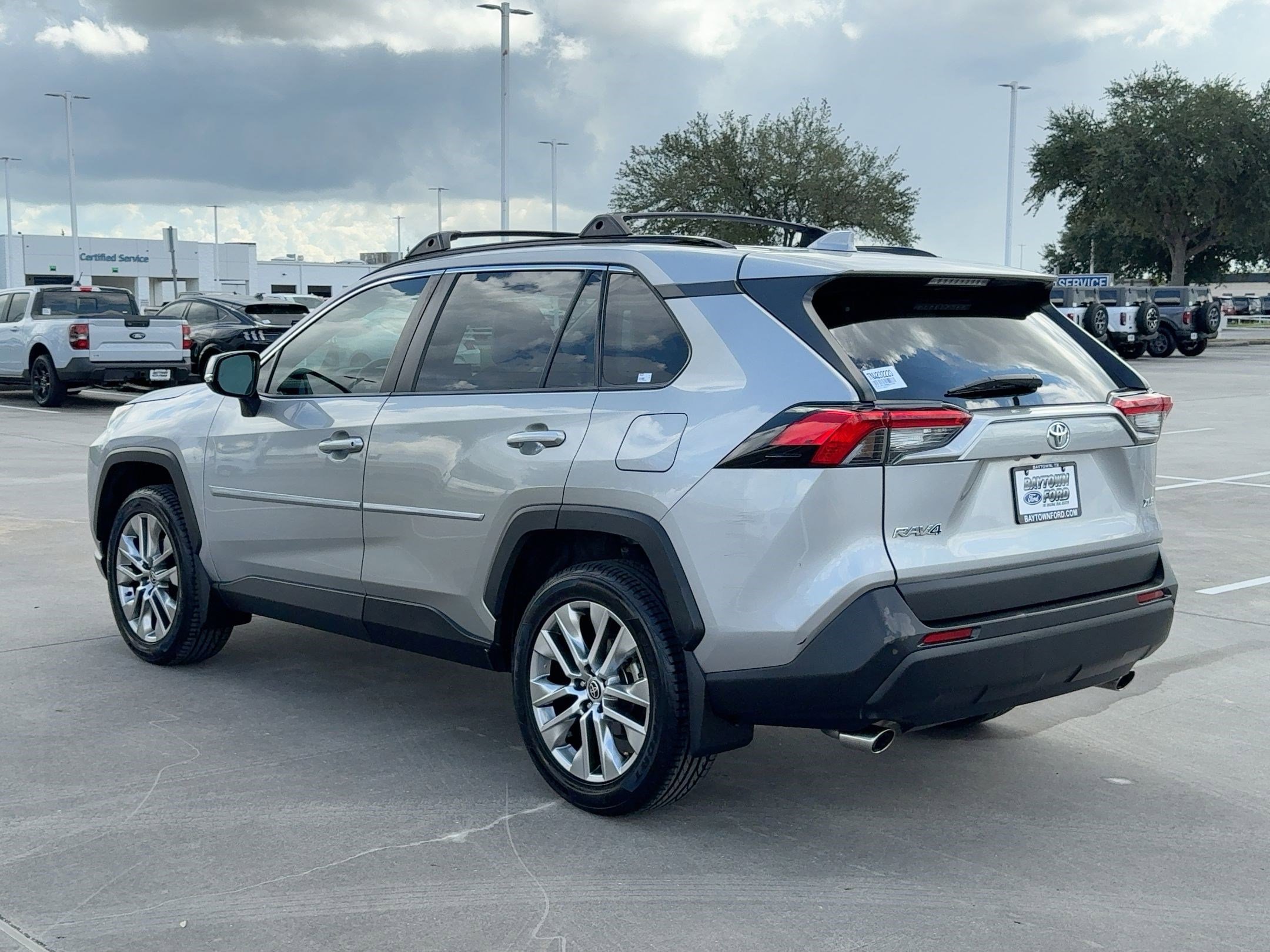 2022 Toyota RAV4 XLE Premium photo 2