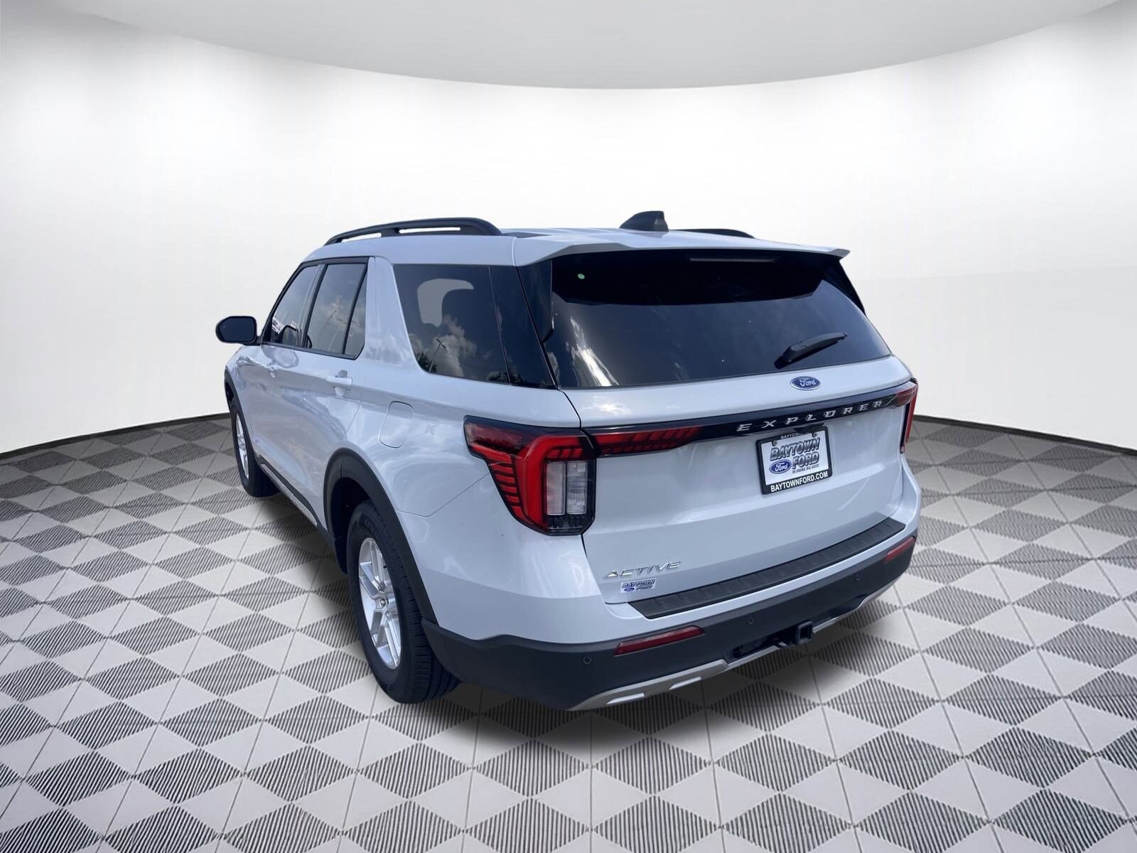2025 Ford Explorer photo 3