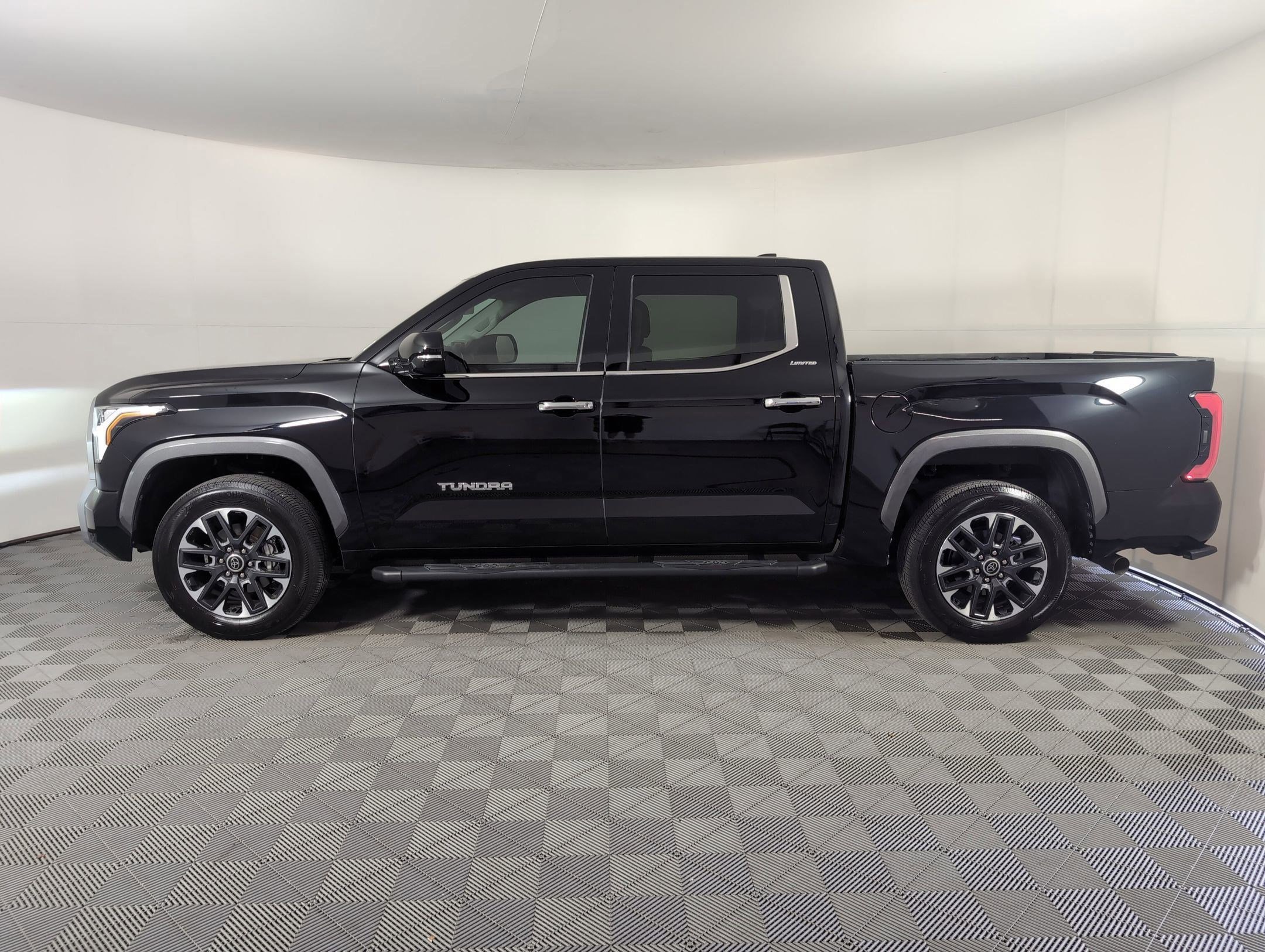 2024 Toyota Tundra Limited CrewMax photo 2