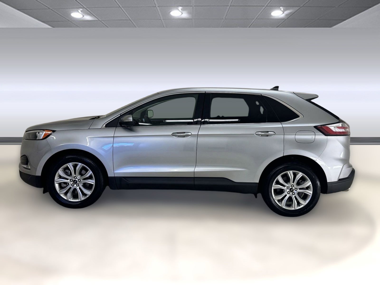 2024 Ford Edge Titanium photo 2