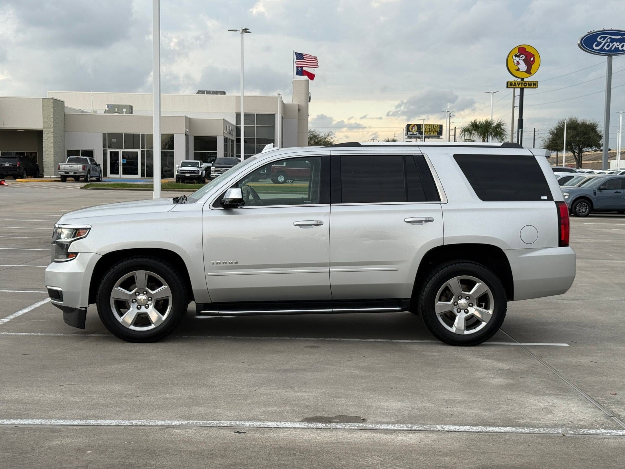2019 Chevrolet Tahoe Premier photo 2