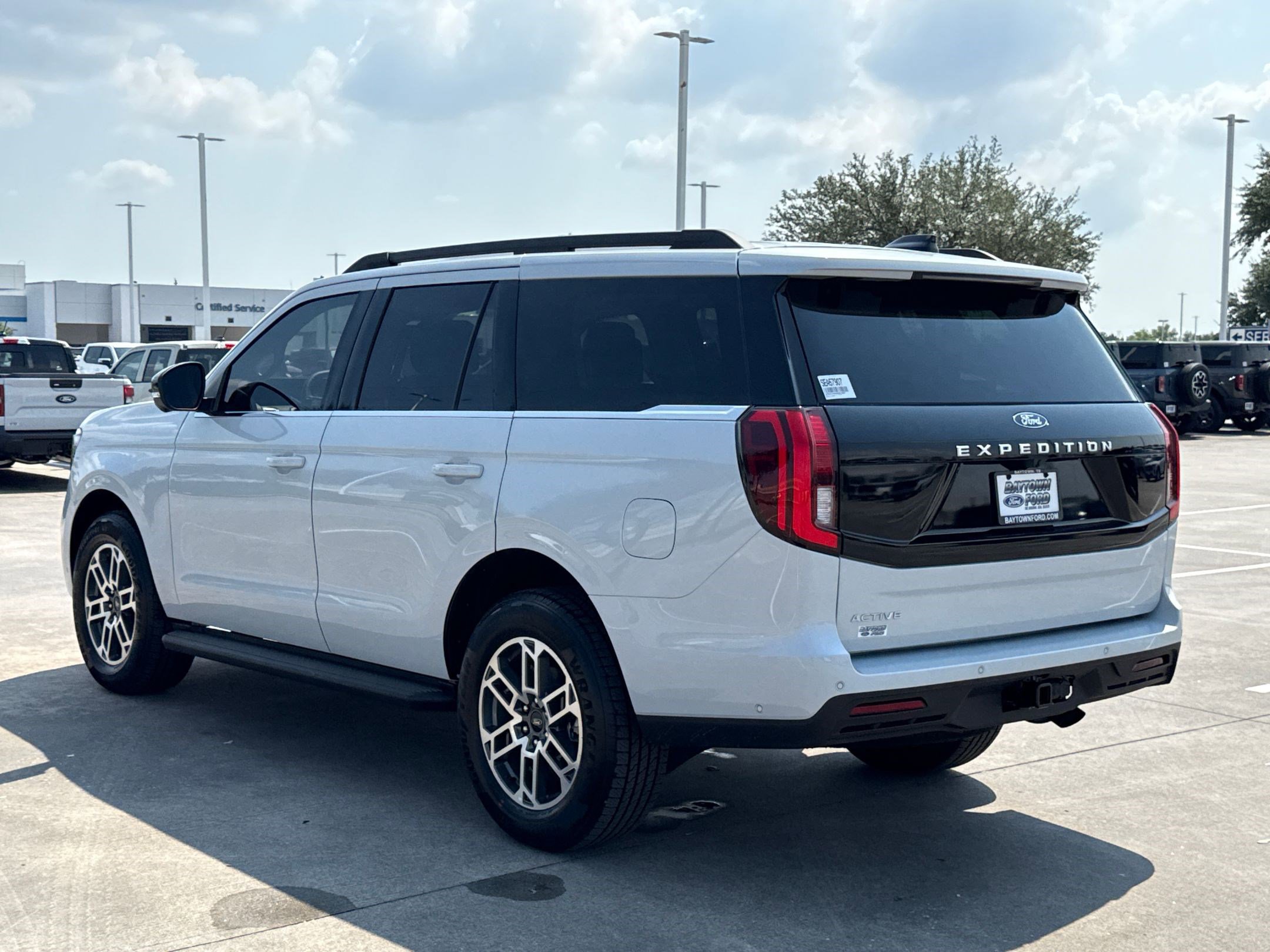2025 Ford Expedition photo 2