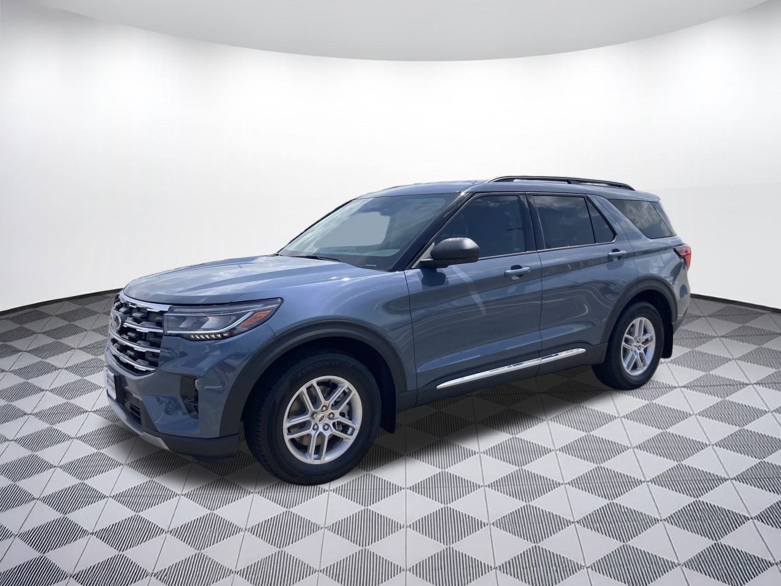 2025 Ford Explorer photo 2