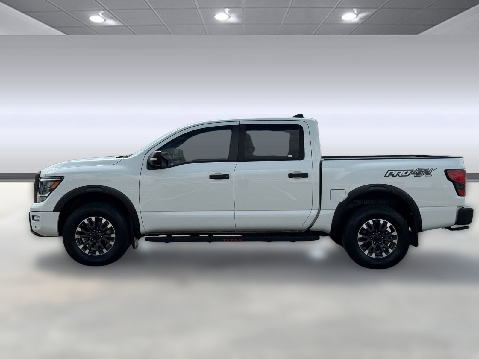 2024 Nissan Titan PRO-4X photo 2