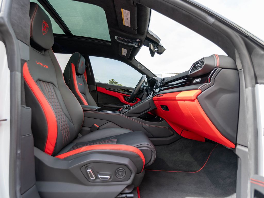 2023 Lamborghini Urus S photo 3