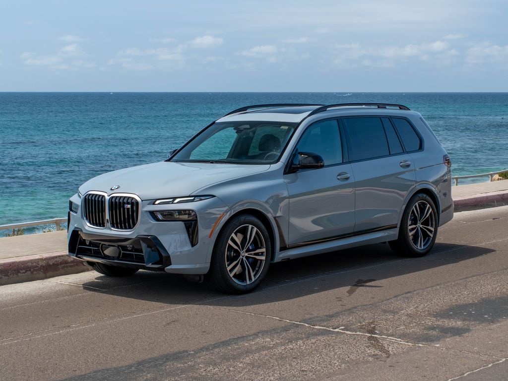 2025 BMW X7 M60i's photo