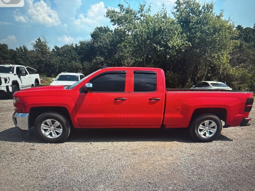 2017 Chevrolet Silverado 1500 Custom photo 3