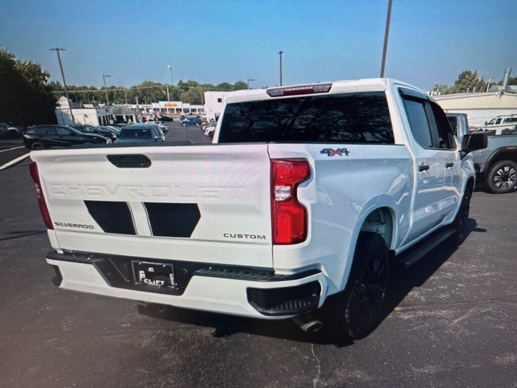 2019 Chevrolet Silverado 1500 Custom photo 2