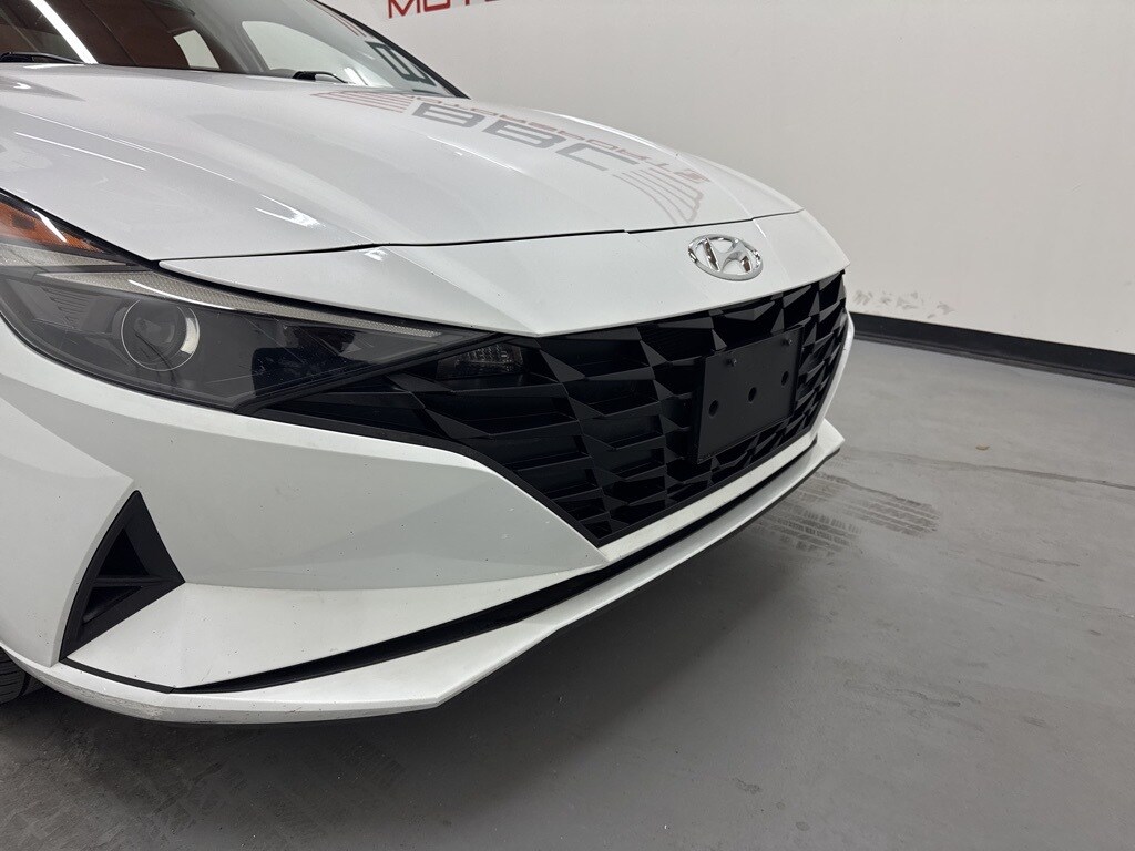 2022 Hyundai Elantra SEL photo 2