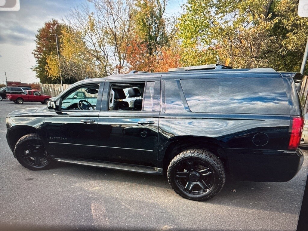 2019 Chevrolet Suburban Premier RST photo 2