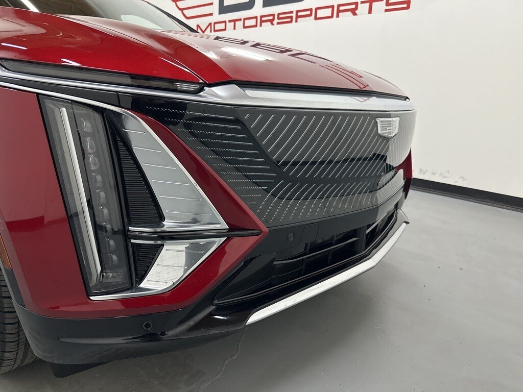 2024 Cadillac Lyriq Luxury photo 2
