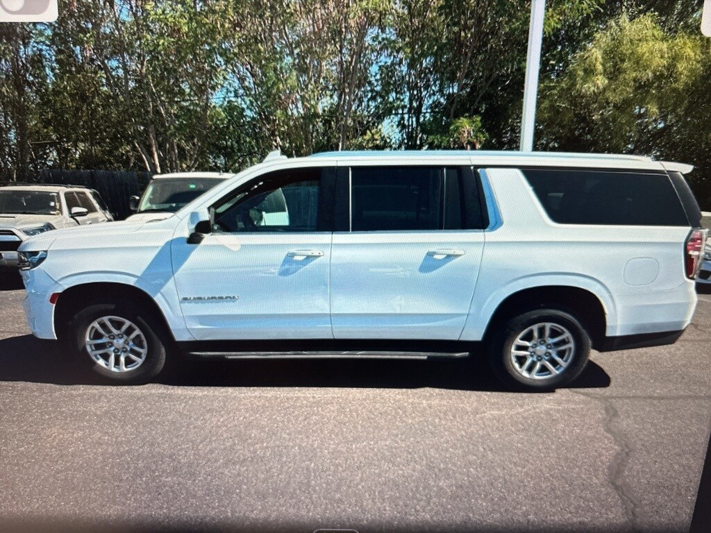 2021 Chevrolet Suburban LT photo 2