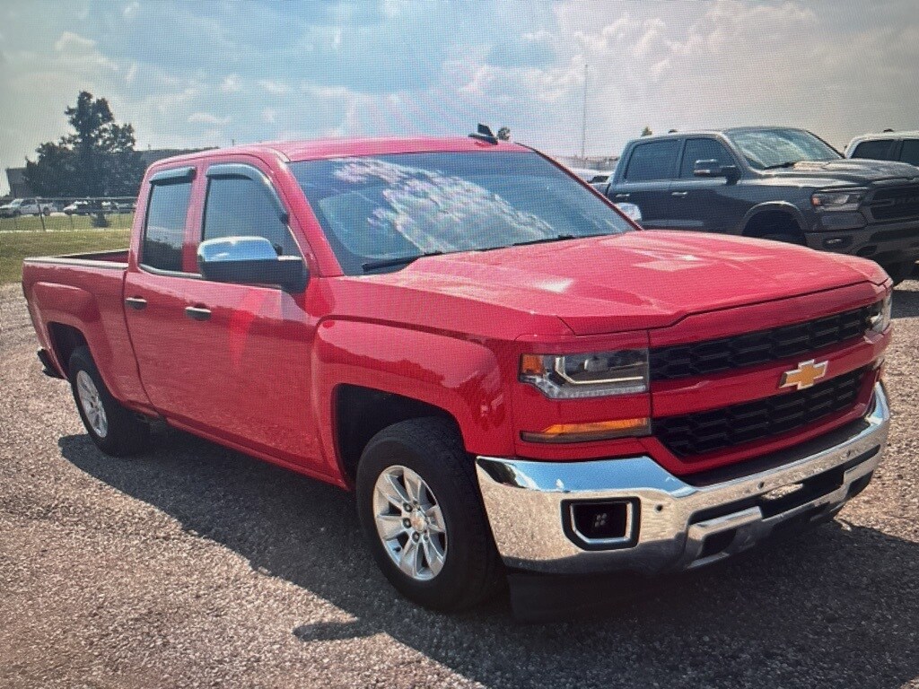 2017 Chevrolet Silverado 1500 Custom photo 2
