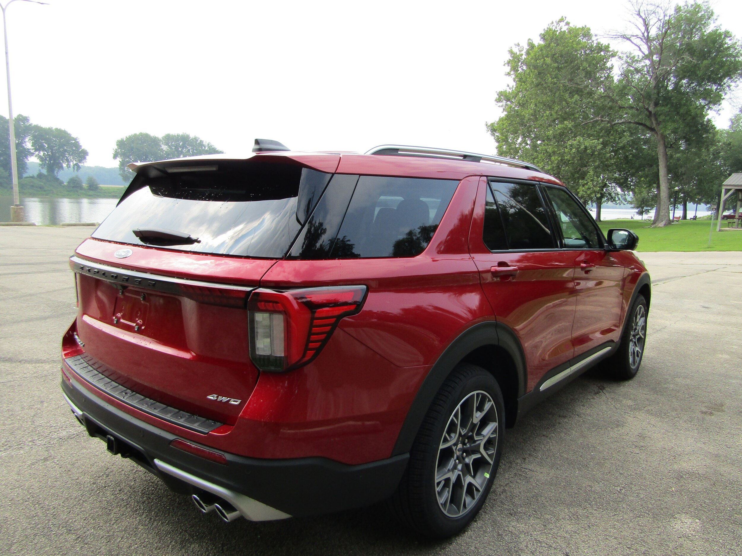 2025 Ford Explorer Platinum photo 4